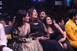 Shireen Mirza Instagram - Our Parivar in Star Parivar!

#team #yhc #spa 

Picture credits to @camcraftproductions 👏
Make up @swatidedhia_makeup 
Outfit @the_chess_room 
Jewellery @aquamarine_jewellery