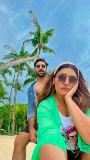 Shireen Mirza Instagram - How do I always forget that I have a wife 🫣🤷🏻‍♂️

#trending #trendingreels #reelsinstagram #reels #funny #husbandandwife #flight #fyp #explore #shireenmirza #hasansartaj #sunday #sundayfunday #singapore

[ husband wife jokes, travel, Singapore, explorer, destination, love, couple ]