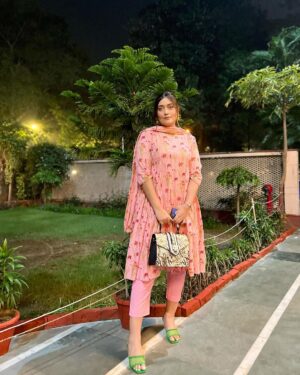 Shireen Mirza Instagram - Wo saadgi ki baatein karte hain chehre dekh kar 🪷

Wearing @ambraee_