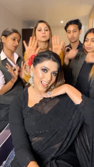 Shireen Mirza Instagram - WAAOOW coz it’s #trending 🤩😂
With the very talented @nidhiguptamakeovers 

#makeup #fashion #mua #love #photography #instagood #fyp #photooftheday #hair #trending #wedding #delhi #moradabad #indian #saree #audio #wow #entertainment #transition #ootd #looks