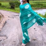 Shiva Jyothi Instagram - అలిగిన బతుకమ్మ శుభాకాంక్షలు ❤️❤️❤️ . . . Saree @label_dishana ❤️ @officialjoshapp @officialjoshapp #newpost #instagram #instagood #saree #sareelove #nature #villagevibes #jyothakka #shivajyothi
