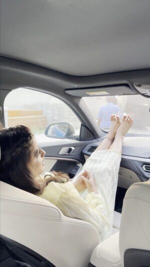 Shiva Jyothi Instagram - Car ల కాల్లు సక్కగా ఎట్లా పెట్టరో.. సుద్దాం ఇగా.. 
.
.
.
#cars #carlovers #lovers #couplegoals #couplecontent #funny #cartricks #trickortreat #jyothakka #shivajyothi #justforfun #contentcreator #content