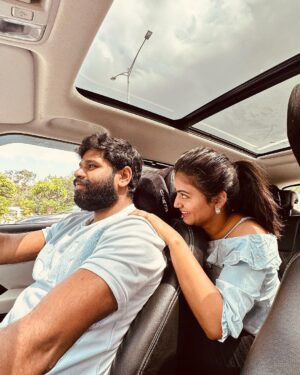 Shiva Jyothi Instagram - The great marriages are partnerships..
❤️❤️❤️❤️❤️❤️
.
.
Pics @jus_sonu ❤️
#jyothakka #love #lovers #couplegoals #couple #husbandandwife #shivajyothi #monday