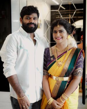 Shiva Jyothi Instagram - సద నన్ను నడిపే నీ చెలిమి పూదరై నిలిచే 
ప్రతి మలుపు ఇకపై స్వాగతమై న పేరే పిలిచే …..

@ganulymanthri❤️❤️

Saree&blouse @southtraditionalsarees 

Pics @thehashtag_photography 

Makeover @praneetha_beautymakeover

#instagram #instagood #couplegoals #couple #newpost #photography📷 #happiness #blessed #loveofmylife