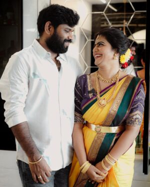 Shiva Jyothi Instagram - సద నన్ను నడిపే నీ చెలిమి పూదరై నిలిచే 
ప్రతి మలుపు ఇకపై స్వాగతమై న పేరే పిలిచే …..

@ganulymanthri❤️❤️

Saree&blouse @southtraditionalsarees 

Pics @thehashtag_photography 

Makeover @praneetha_beautymakeover

#instagram #instagood #couplegoals #couple #newpost #photography📷 #happiness #blessed #loveofmylife