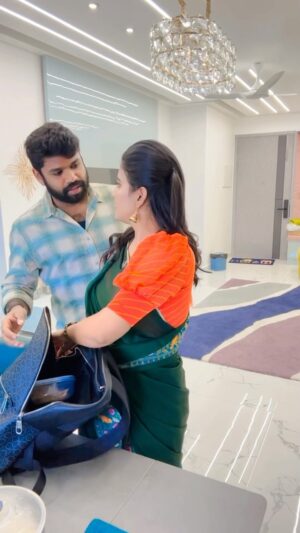 Shiva Jyothi Instagram - మా Toilet ప్రేమ కథ 🫶🫣 
.
.
.
.
#comedy #contentcreator #content #bathroom #bathroomlove #jyothakka #couple #husband #wife #funnyvideos #trending #reelsinstagram
