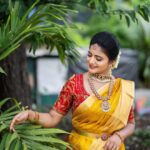 Shiva Jyothi Instagram - No one can ever say no to the magic of a saree ❤️❤️❤️ Makeover by @makeoverbyswathiraj ❤️ Saree& blouse @pinkpetalsdesignhouse❤️ Jewellery @jewelleryforher3 ❤️ Clicks @cg_capturess Retouch @bkmfilms #saree #sareelove #newpost #instagram #instagood #event #photoshoot #desingerwear #shooting #shoot #shootingfun #jewelry #makup #hairstyles #photography #pics #shivajyothi #jyothakka