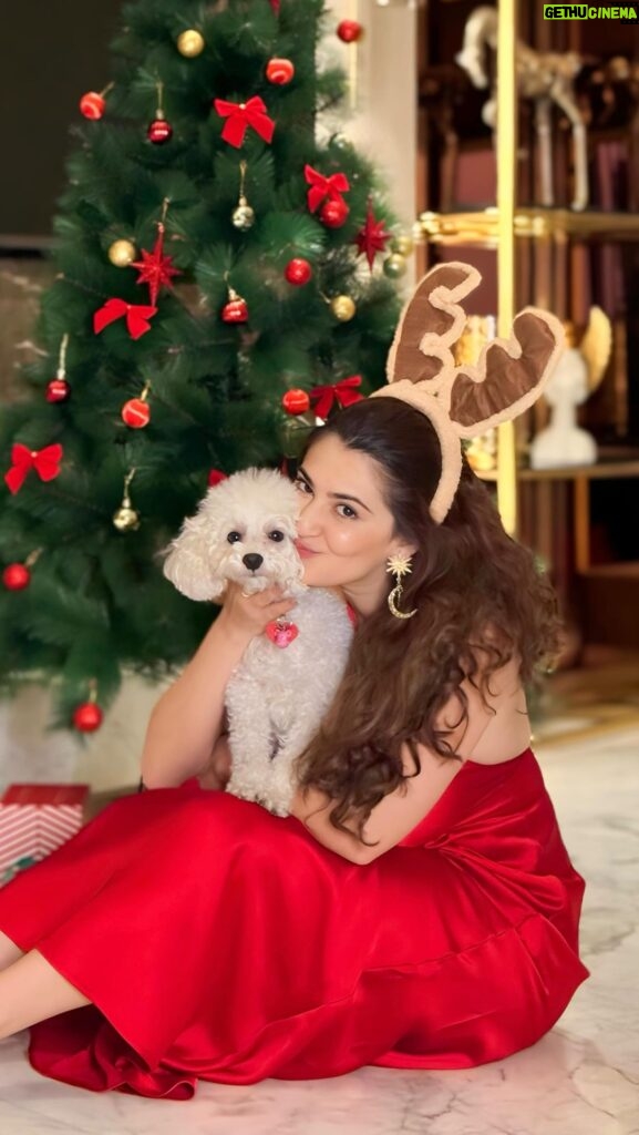Shivaleeka Oberoi Instagram - ‘Tis the kissmas season! 🎄🦌❤️ Oh sorry, Christmas! 🎅🏻😅 #MerryChristmas #HappyHolidays ✨