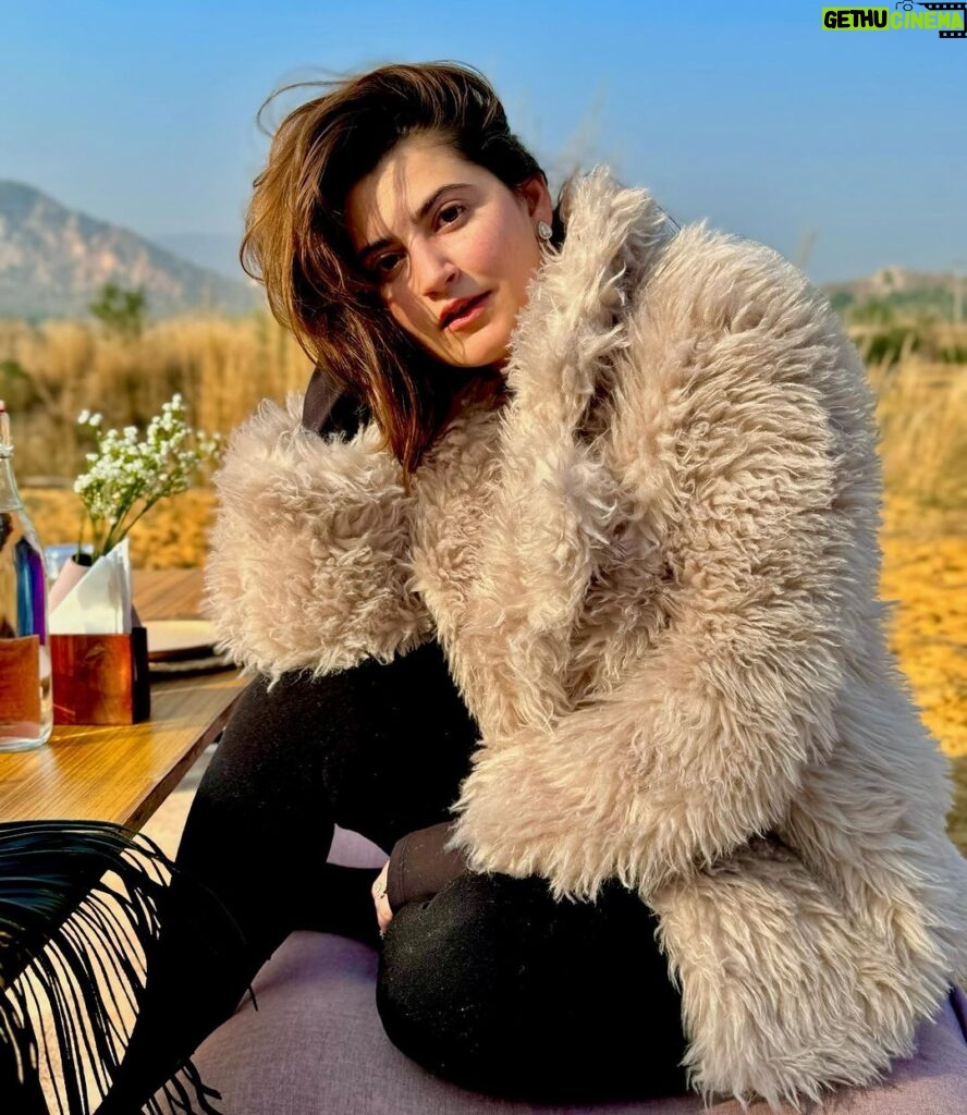 Shivaleeka Oberoi Instagram - All fuzzy & Cozy! 🐻 #December is Decembering! 🥰 #DesertLife #Breakfast #Views 🤎 Jaipur, Rajasthan