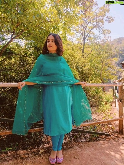 Shivani Rangole Instagram - Craving a relaxed day in the company of nature like this! One of the looks from my music video बावरलं रं by @omii_showme ! What a beautiful shoot we had! ❤️