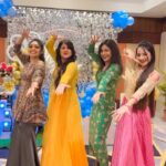 Shivani Sangita Instagram – ପ୍ରେମ ଖଞ୍ଜଣୀ ଟିକେ ହେଉ 🥳❤️
.
.
Had so much fun doing this 😍
.
.
Video by Mama @mamuni.mishra.39 😂❤️
.
.
@sailendra.samantaray your step was adored by these beautiful ladies 😂