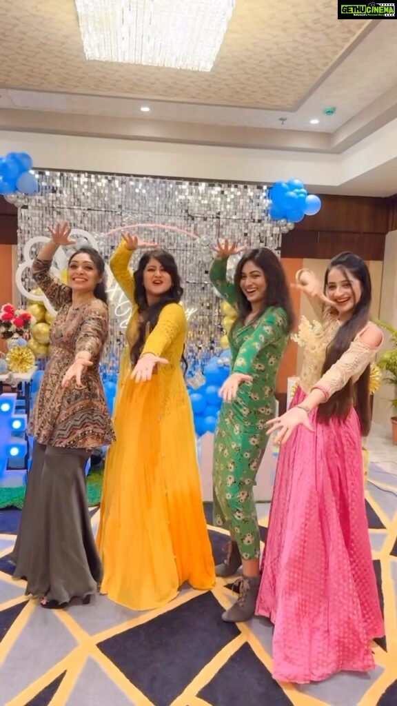 Shivani Sangita Instagram - ପ୍ରେମ ଖଞ୍ଜଣୀ ଟିକେ ହେଉ 🥳❤️ . . Had so much fun doing this 😍 . . Video by Mama @mamuni.mishra.39 😂❤️ . . @sailendra.samantaray your step was adored by these beautiful ladies 😂