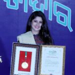 Shivani Sangita Instagram - Honoured and pleased to be felicitated with a Gold Medal by @dr.achyutasamanta sir infront of the entire @kiituniversity for getting the State Award on the closing ceremony of KIIT Silver Jubilee Celebration. Grateful from the bottom of my heart 😇🙏🏻 Thank you for the constant support @kiitsmc 🙏🏻😊 Special Invitation to Papa from @dr.achyutasamanta sir for being on stage. Are you A Proud Father now? Last but not the least, a huge thank you again to my audiences for their immense love and support ❤️🤗🙏🏻