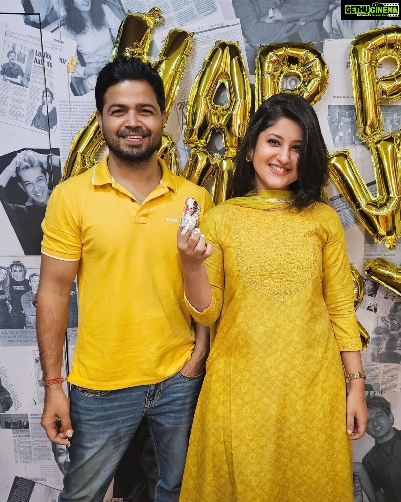 Shivani Sangita Instagram - @jawed_habib_cuttack completes it’s 2nd anniversary with us 💛✨ All credits of our hair to @jawed_habib_cuttack ❤️ PS- you all have to believe when I say @subhasis_sharma and I in yellow 💛 was an absolute coincidence 😅🤷🏻‍♀️