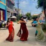 Shobanaa Uthaman Instagram - Casually ignore the guy in the background guys 😂 . . . . . . . . . . . . . . . #tamilreel#tamil#tamilreels#tamilsong#reeltoreel#reelvideo#reelsinstagram#reelsindia#reels#reel#reelslife#reelitfeelit#reellife#kollywood#instagood#instavideow#saree#sareelove#TamilPonnu#trending#tamilcomedy#vijaytv#vijaytvserial#vijaytelevision#vijaytvshow#muthazhagu