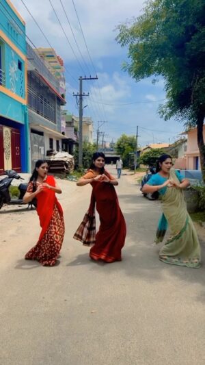 Shobanaa Uthaman Instagram - Casually ignore the guy in the background guys 😂
.
.
.
.
.
.
.
.
.
. 
.
. 
.
.
. 
#tamilreel#tamil#tamilreels#tamilsong#reeltoreel#reelvideo#reelsinstagram#reelsindia#reels#reel#reelslife#reelitfeelit#reellife#kollywood#instagood#instavideow#saree#sareelove#TamilPonnu#trending#tamilcomedy#vijaytv#vijaytvserial#vijaytelevision#vijaytvshow#muthazhagu