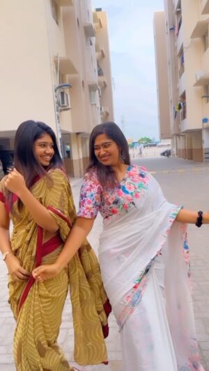 Shobanaa Uthaman Instagram - appo Kurukka indha Kowshik vandha 😂#blooper 
.
.
.
.
.
.
.
.
.
.
.
. 
.
. 
.
.
. 
#tamilreel#tamil#tamilreels#tamilsong#reeltoreel#reelvideo#reelsinstagram#reelsindia#reels#reel#reelslife#reelitfeelit#reellife#kollywood#instagood#instavideow#saree#sareelove#TamilPonnu#trending#tamilcomedy#vijaytv#vijaytvserial#vijaytelevision#vijaytvshow#muthazhagu