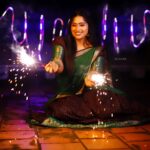 Shobanaa Uthaman Instagram - இனிய தீபாவளி நல்வாழ்த்துக்கள்! 🙏✨ . . . . . . . . . . . #chennai#ootd#kollywood#bollywood#pose#instadaily#instagood#instacool#model#modelling#saree#saree#tamilponnu#promoter#promotion#collaboration#vijaytv#vijaytvserial#vijaytelevision#vijaytvshow#muthazhagu Chennai, India