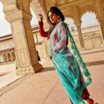 Shobanaa Uthaman Instagram - I call architecture frozen music♥️ . . . . . . . . . . . #chennai#ootd#chennaifashion#chennaifashionblogger#fashionblogger#chennaimodel#chennaiphotographer#kollywood#bollywood#chennaiblogger#lightroom#potraitphotography#pose#instadaily#instagood#instacool#okbye#model#chennaimodel#modelling#saree#saree#tamilponnu#promoter#promotion#collaboration#vijaytv#vijaytvserial#vijaytelevision#vijaytvshow#muthazhagu#tajmahal Taj Mahal, Agra, India