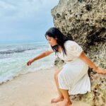 Shobanaa Uthaman Instagram - Suluban beach , Bali 📍 . . . . . . . . . . . #chennai#ootd#chennaifashionblogger#fashionblogger#chennaimodel#chennaiphotographer#kollywood#bollywood#chennaiblogger#potraitphotography#pose#instadaily#instagood#instacool#okbye#model#chennaimodel#modelling#saree#saree#tamilponnu#promoter#collaboration#vijaytv#vijaytvserial#vijaytelevision#vijaytvshow#muthazhagu#bali#baliindonesia#vacation Suluban Beach, Bali