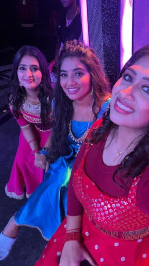 Shobanaa Uthaman Instagram - Fun time with lovely @itisshobanaa @vaishusundarofficial 
#happy #love #smile #vijaytvserial #vijaytv #ponni #muthazhagu #chellamma #ramayya