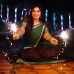 Shobanaa Uthaman Instagram - இனிய தீபாவளி நல்வாழ்த்துக்கள்! 🙏✨ . . . . . . . . . . . #chennai#ootd#kollywood#bollywood#pose#instadaily#instagood#instacool#model#modelling#saree#saree#tamilponnu#promoter#promotion#collaboration#vijaytv#vijaytvserial#vijaytelevision#vijaytvshow#muthazhagu Chennai, India