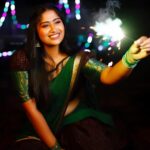 Shobanaa Uthaman Instagram - இனிய தீபாவளி நல்வாழ்த்துக்கள்! 🙏✨ . . . . . . . . . . . #chennai#ootd#kollywood#bollywood#pose#instadaily#instagood#instacool#model#modelling#saree#saree#tamilponnu#promoter#promotion#collaboration#vijaytv#vijaytvserial#vijaytelevision#vijaytvshow#muthazhagu Chennai, India