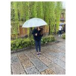 Shweta Bachchan Nanda Instagram – Kyoto when it rains ~ it wasn’t the perfect day to visit, it wasn’t the right time either, we just caught the fag end of cherry blossom season. My shoes were soaked through and I am not a fan of the rain, but the Japanese have a term ” kintsugi ” a metaphor for embracing flaws and imperfections. So in that spirit we set forth and actually had a wonderful time! I feel if I am to ever learn patience it will be here where the people are so mindful taking time to enjoy the smallest things. Our guide insisted we visit the Starbucks built inside an ancient home, the old street was charming and so clean but most importantly no one was in a hurry, but me, I was dying to write this all down before I forget. 🌸