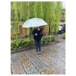 Shweta Bachchan Nanda Instagram - Kyoto when it rains ~ it wasn't the perfect day to visit, it wasn't the right time either, we just caught the fag end of cherry blossom season. My shoes were soaked through and I am not a fan of the rain, but the Japanese have a term " kintsugi " a metaphor for embracing flaws and imperfections. So in that spirit we set forth and actually had a wonderful time! I feel if I am to ever learn patience it will be here where the people are so mindful taking time to enjoy the smallest things. Our guide insisted we visit the Starbucks built inside an ancient home, the old street was charming and so clean but most importantly no one was in a hurry, but me, I was dying to write this all down before I forget. 🌸