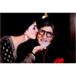 Shweta Bachchan Nanda Instagram - पीरा नु मैं सीने लावां ते मैं हसदी जावां धुप्पां दे नाल लड़ लड़ के मैं लाभियाँ अपनीयां छावां दुःख वि अपने सुख वि अपने मैं ते बस एह जाना सब नु समझ के की करना ऐ दिल नु एह समझावां तू झूम झूम झूम झूम तू झूम झूम झूम झूम - To my grand old man Happy 80th Birthday -