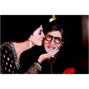 Shweta Bachchan Nanda Instagram - पीरा नु मैं सीने लावां
ते मैं हसदी जावां
धुप्पां दे नाल लड़ लड़ के
मैं लाभियाँ अपनीयां छावां

दुःख वि अपने सुख वि अपने
मैं ते बस एह जाना

सब नु समझ के की करना ऐ
दिल नु एह समझावां
तू झूम झूम झूम झूम
तू झूम झूम झूम झूम - To my grand old man Happy 80th Birthday -