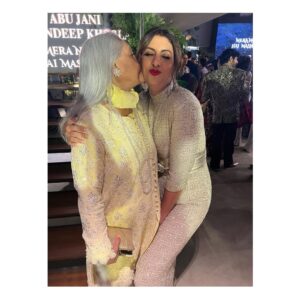Shweta Bachchan Nanda Instagram - A night well spent - some friends some family some crazy fashion ( my vintage Abu Jani Sandeep Khosla dress that I squeeezed into ) the show stopper was Mr J, in all his jewels!!! And most importantly many kisses from my mama 🫶🏽 Congratulations Abu & Sandy on the new drop ! Love always ♥️♥️