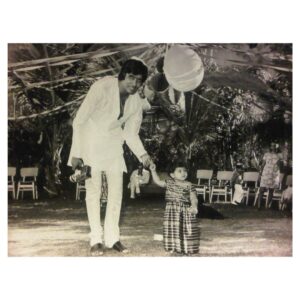 Shweta Bachchan Nanda Instagram - पीरा नु मैं सीने लावां
ते मैं हसदी जावां
धुप्पां दे नाल लड़ लड़ के
मैं लाभियाँ अपनीयां छावां

दुःख वि अपने सुख वि अपने
मैं ते बस एह जाना

सब नु समझ के की करना ऐ
दिल नु एह समझावां
तू झूम झूम झूम झूम
तू झूम झूम झूम झूम - To my grand old man Happy 80th Birthday -