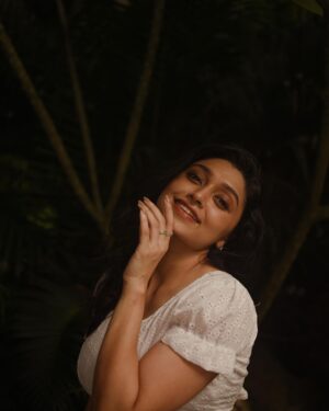 Sija Rose Instagram - 🧩 of my ❤️

Clicked @parvathy.prasad_ 
Styled @styledby_al_ 
Mua: @bridalmakeup_by_sreegeshvasan 
Attire: @oura_designer_boutique 
Venue @poemsthecafe