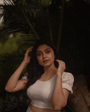 Sija Rose Instagram - 🧩 of my ❤️

Clicked @parvathy.prasad_ 
Styled @styledby_al_ 
Mua: @bridalmakeup_by_sreegeshvasan 
Attire: @oura_designer_boutique 
Venue @poemsthecafe