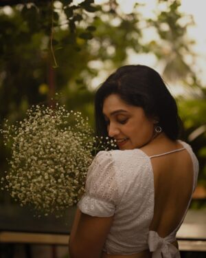 Sija Rose Instagram - 🧩 of my ❤️
.
Captured by : @parvathy.prasad_ 
Styled : @styledby_al_  @amritha_lakshmi___ 
Mua: @bridalmakeup_by_sreegeshvasan 
Venue: @poemsthecafe