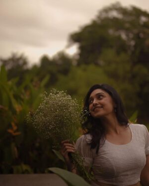 Sija Rose Instagram - 🧩 of my ❤️
.
Captured by : @parvathy.prasad_ 
Styled : @styledby_al_  @amritha_lakshmi___ 
Mua: @bridalmakeup_by_sreegeshvasan 
Venue: @poemsthecafe