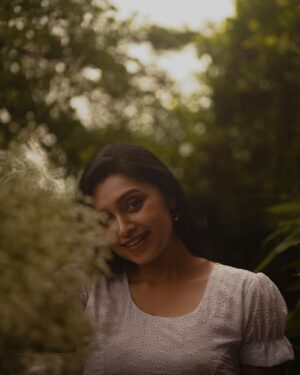 Sija Rose Instagram - 🧩 of my ❤️
.
Captured by : @parvathy.prasad_ 
Styled : @styledby_al_  @amritha_lakshmi___ 
Mua: @bridalmakeup_by_sreegeshvasan 
Venue: @poemsthecafe