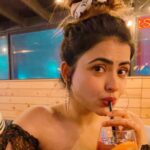 Simi Chahal Instagram - stages of a foodie at the Restaurant 😅 #foodie #lovefood #HealthyFoodObsessionTheseDays 🙊 #SimiDoesntShareFood🥲 #ForRealTho🤷🏻‍♀️