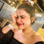 Simi Chahal Instagram - stages of a foodie at the Restaurant 😅 #foodie #lovefood #HealthyFoodObsessionTheseDays 🙊 #SimiDoesntShareFood🥲 #ForRealTho🤷🏻‍♀️