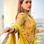 Simi Chahal Instagram - 💛 ‘ Lehnga : @aliwarofficial Jewelry : @theurbanglitter HMU : @damsel_makeupcrew Photography : @kunwararorax