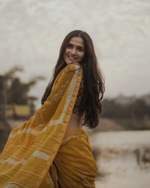 Simran Choudhary Instagram - Yellow paper daisy 🌼

🎬 @gnanasagardwaraka 
📷 @chaloofied 
🤳🏻 @foxy_here