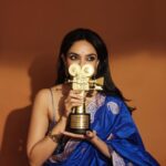 Sobhita Dhulipala Instagram - ‘Game Changer Best Actor of the year 2023’ The truth is, no game is changed without collective effort. I’m fortunate to have worked with brilliant collaborators who created female characters that are complicated yet empathetic. Roles like Tara, Kaveri - parts that may or may not be liked but somehow..understood? :) Thank you for your confidence in me, @realbollywoodhungama. The flame in my heart burns bright! Wearing this beautiful @ekayabanaras saree along with @amrapalijewels. Eternal thanks to @mourya and @shraddhamishra8 for making me look presentable and for always keepin it real!