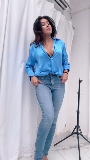 Sofia Ansari Instagram - 🩵 

👕@zara 
👖@leecooperindia 
👟 @filaindia @fila_global 
Earrings @swarovski 
Makeup @maccosmeticsindia @maccosmetics 
Makeover @_fitfad