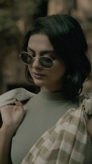 Solanki Roy Instagram - Autumn Weather 😏🍂
#bts 
Photography @sarkardebarshi19 
Video @skylab_akashdeep 
Outfit & styling @suchanda_banerjee 
Makeup @suro.make_up_artist photography assistant Ujjaini Ghosh
