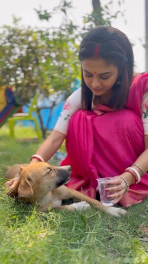 Solanki Roy Instagram - The strongest language and most powerful religion of all... Love 💕 
📸 @achatterjee4

#gratitude #happyme #doggo #lifeisbeautiful ♥️