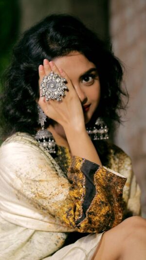 Solanki Roy Instagram - Thats how we roll... 💡🎥 🎞

Photography: @sayantan_dutta_photography
Styling: @neelsaha_styled_by_blue
Make up: @makeupartist_bhaskarbiswas
Costume: @sasya_fashions
Jewellery: @mukundjewellerskolkata

@sudipanchakraborty

#photooftheday📷 #actorslife #photoshoot #loveforwork #bodypositivity #gratitude #love
