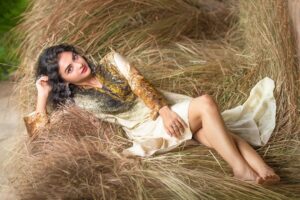 Solanki Roy Instagram - It's all in the eyes✨

Photography: @sayantan_dutta_photography
Styling: @neelsaha_styled_by_blue
Make up: @makeupartist_bhaskarbiswas
Costume: @sasya_fashions
Jewellery: @mukundjewellerskolkata

@sudipanchakraborty

#photooftheday📷 #actorslife #photoshoot #loveforwork #bodypositivity #gratitude #love #Evening #weekend #weekendvibes #saturday