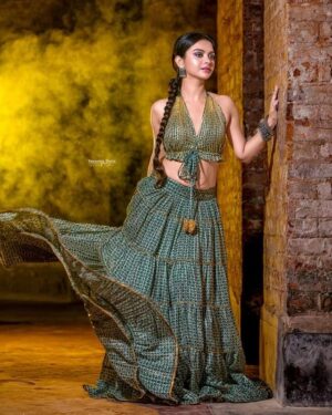 Solanki Roy Instagram - Lights will guide us home! 🪔

#Diwali #HappyDiwali #Diwali2022 #DiwaliLights #DiwaliVibes

Photography: @sayantan_dutta_photography
Styling: @neelsaha_styled_by_blue 
Make up: @makeupartist_bhaskarbiswas
Costume: @sasya_fashions
Jewellery: @mukundjewellerskolkata

@sudipanchakraborty