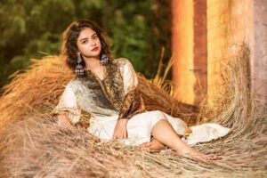 Solanki Roy Instagram - It's all in the eyes✨

Photography: @sayantan_dutta_photography
Styling: @neelsaha_styled_by_blue
Make up: @makeupartist_bhaskarbiswas
Costume: @sasya_fashions
Jewellery: @mukundjewellerskolkata

@sudipanchakraborty

#photooftheday📷 #actorslife #photoshoot #loveforwork #bodypositivity #gratitude #love #Evening #weekend #weekendvibes #saturday